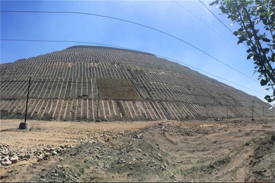 乌?？笊叫薷辞? /> 
</p>
<p>
	乌海矿山修复前
</p>
<p>
	<br  />
</p>
<p>
	<img src=